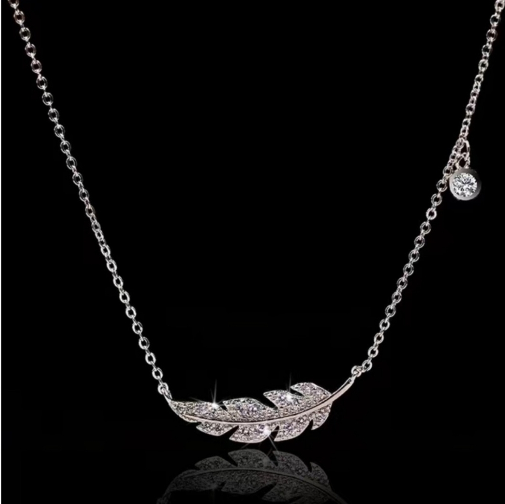 Feather necklace Beautiful  in silver-tone  and crystals New